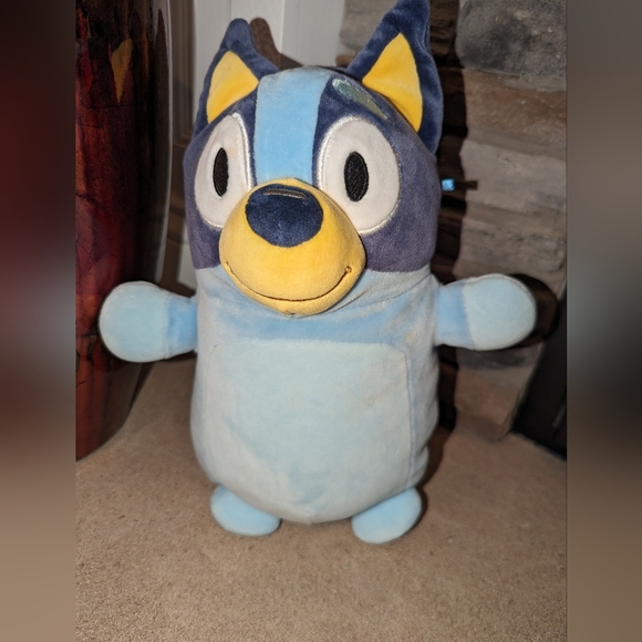 Set of three Bluey plush stuffed animals - two Bluey and one Bingo - Picture 4 of 11